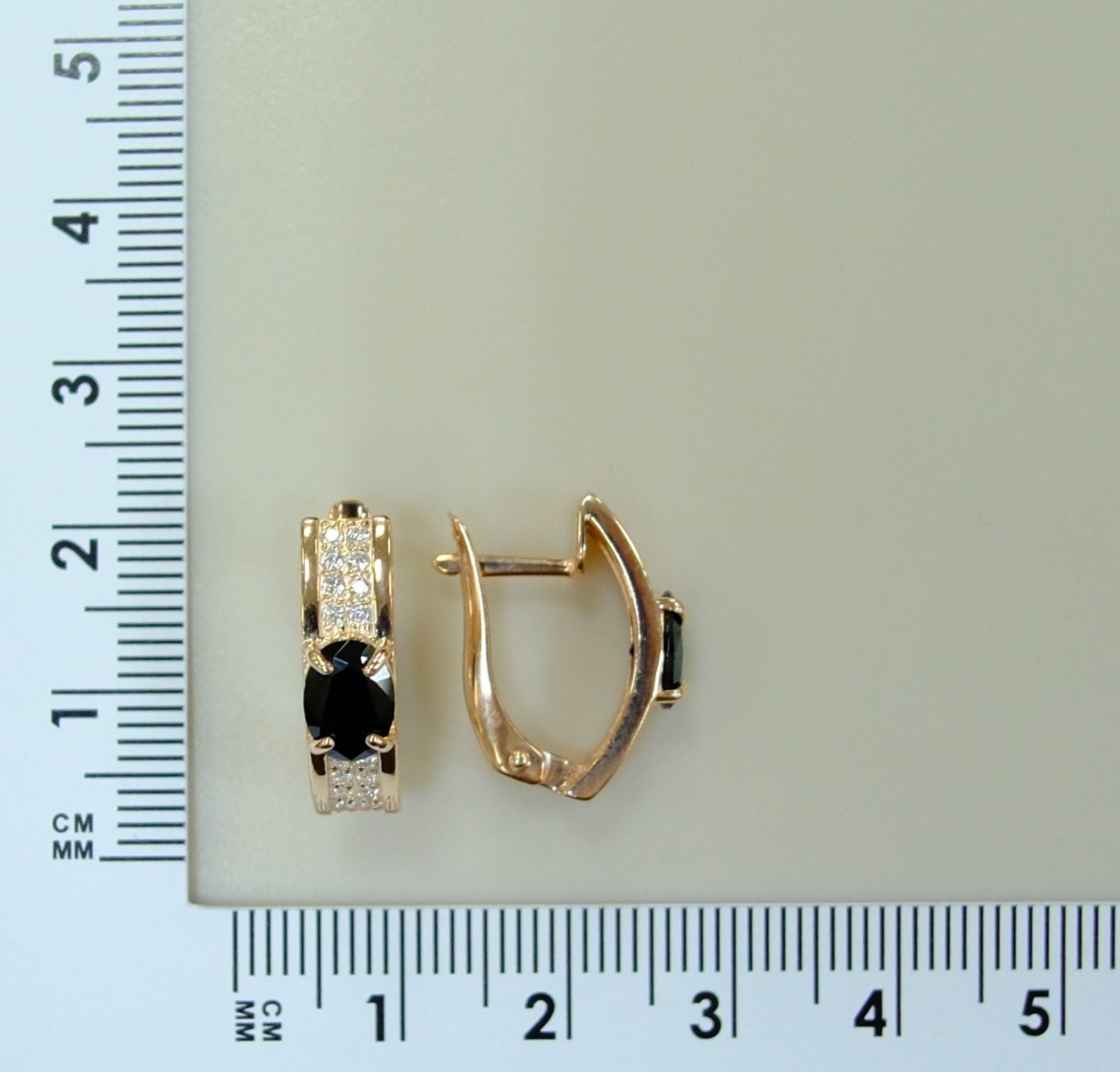 Серебряные серьги со шпинелью